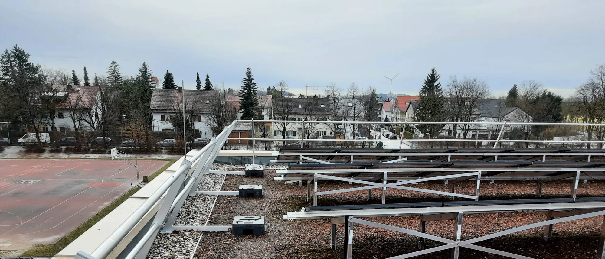 Flachdach in Neu-Ulm mit aufgeständerten Photovoltaikmodulen und umlaufender Fangleitung